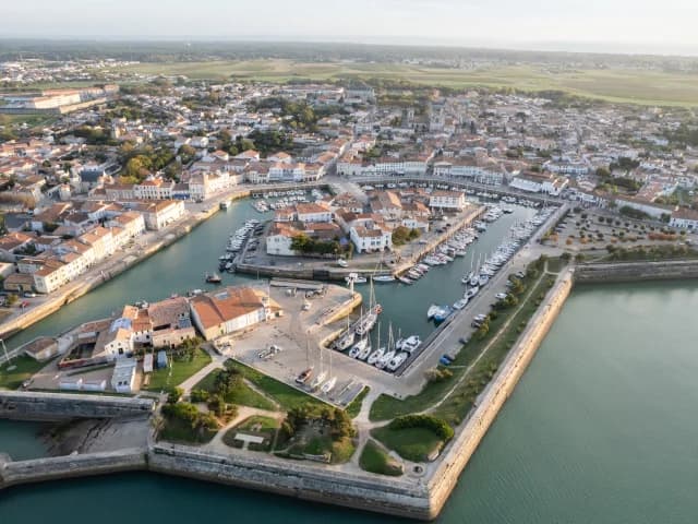 Un saisonnier de 19 ans grièvement blessé après une chute des remparts de Saint-Martin-de-Ré